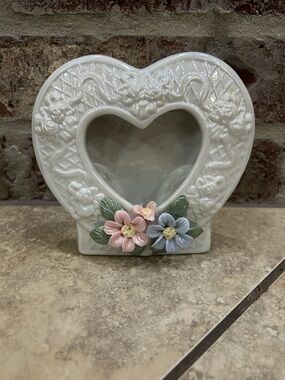 Heart-Shaped Ceramic Photo Frame with Pink and Blue Floral Accents